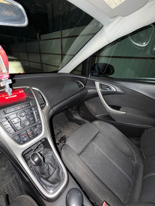 Vând Opel astra J 2011