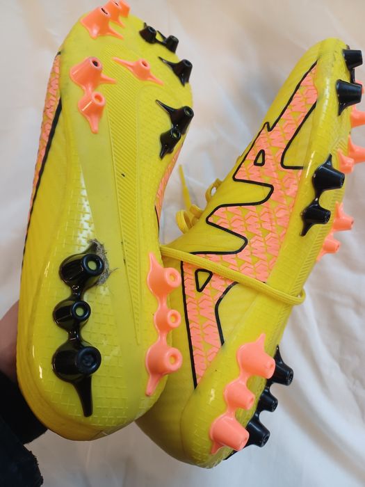 Калеври Бутонки Футболни обувки детски бутонки Стоножки Найк Адидас