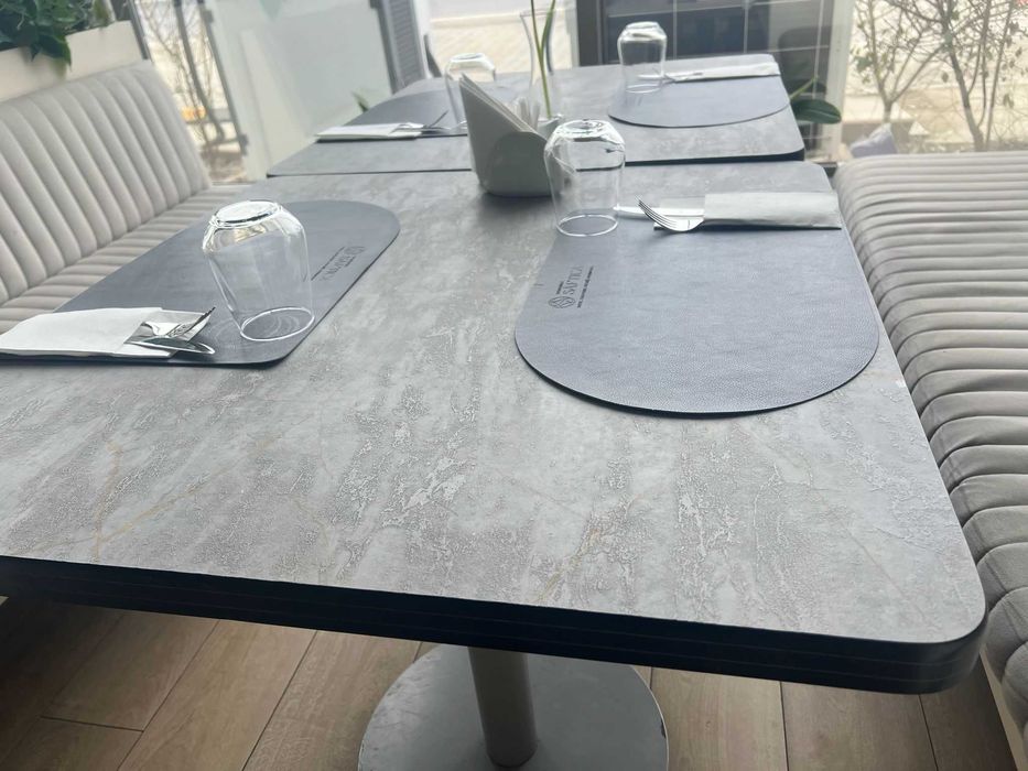 Mobilier restaurant complet – scaune lemn masiv + mese – 50% din prețul de nou