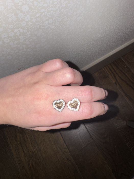 Серьги GUESS и серьги хэлоу китти SVAROVSKI