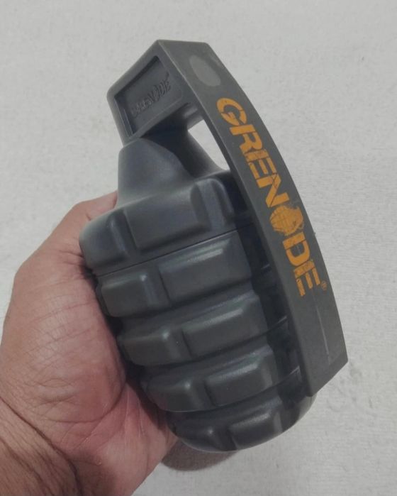 Recipient gol de plastic în formă de grenadǎ