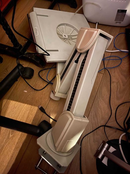 Стойка за компютър