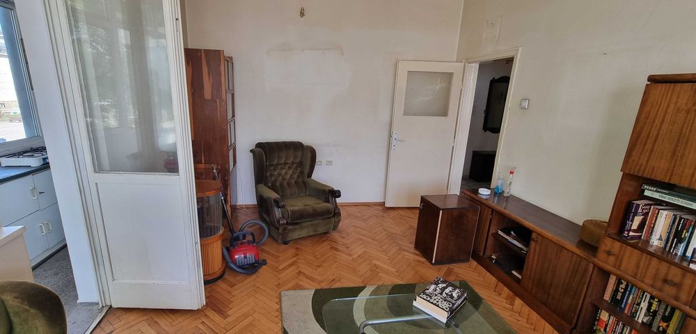 2096-Продава се двустаен апартамент на нисък етаж в центъра!
