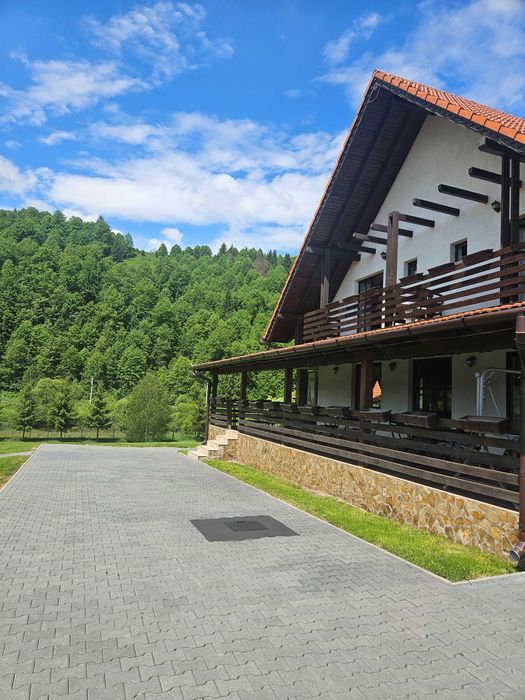 Pensiune cu 6 camere cu băi private, 18 locuri