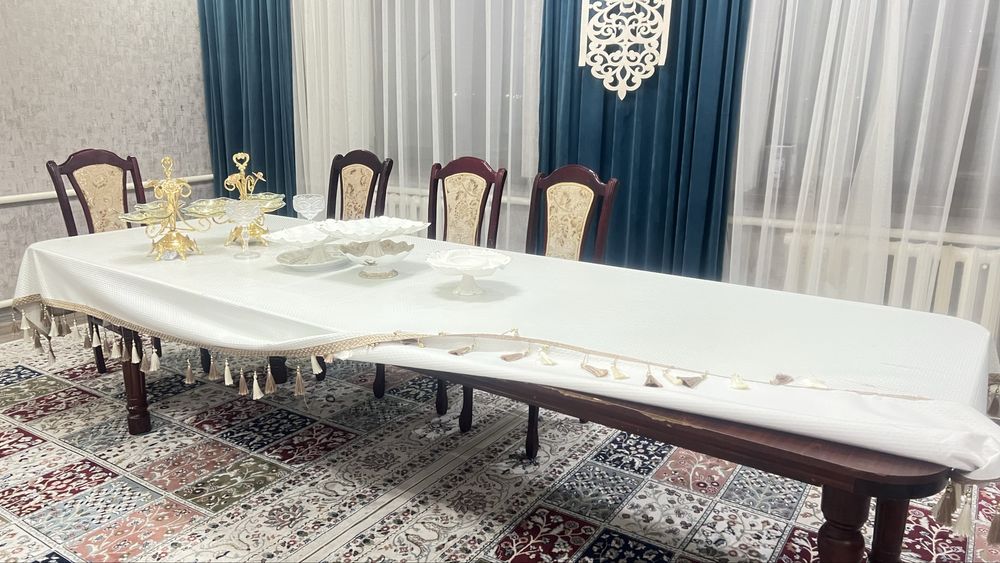 Овальный стол и стулья