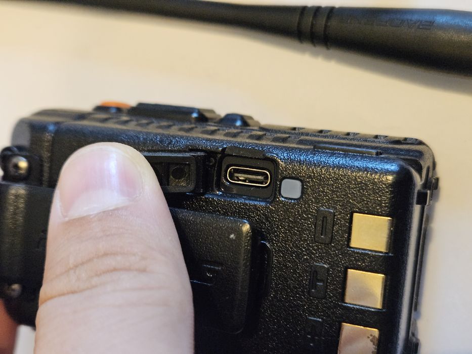 Stație Radio Walkie-Talkie Baofeng UV-5R – Încărcare USB-C & Cască Handsfree