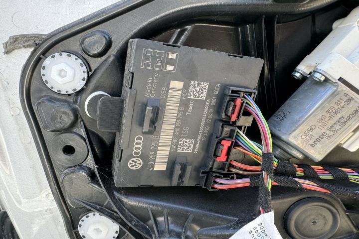 Modul usa dr spate  4h0959795b Volkswagen VW Touareg generatia 2 7P [