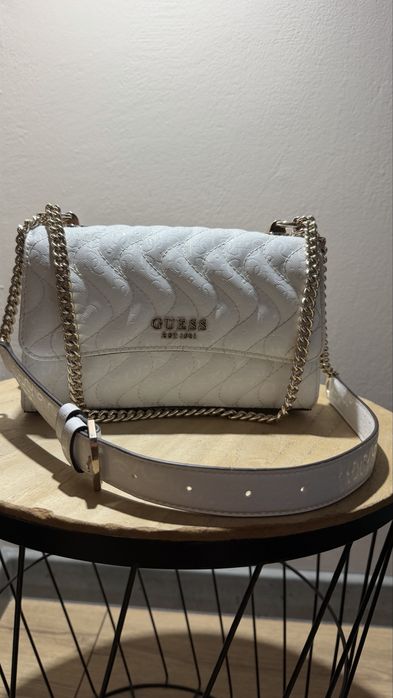 Бяла чанта Guess