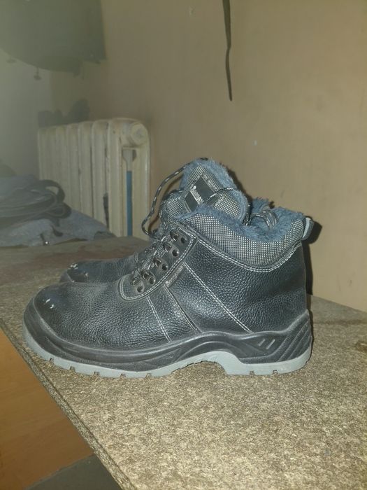 Рабочие ботинки с железным концом