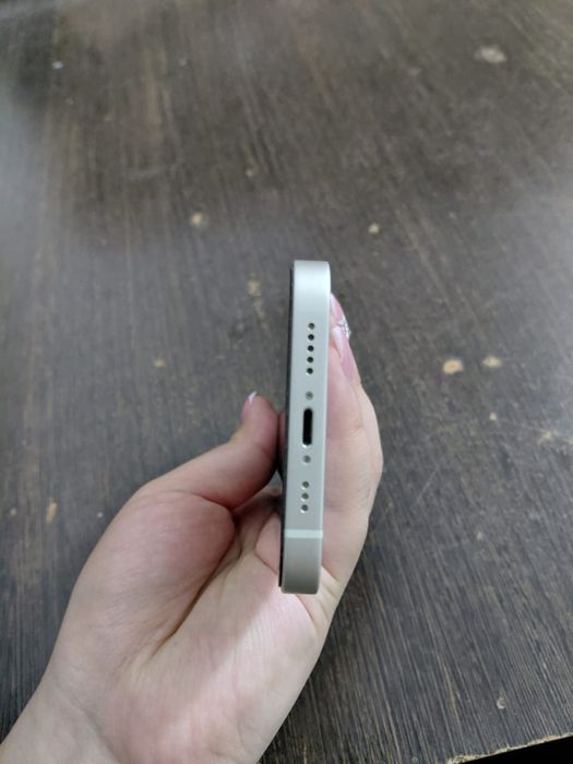 Продам телефон айфон 13 в белом цвете