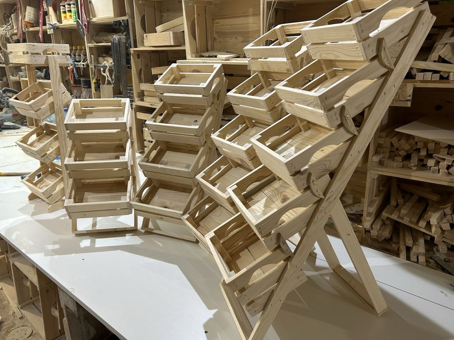 Мини стъпаловидни дървени стелажи с мини щайги