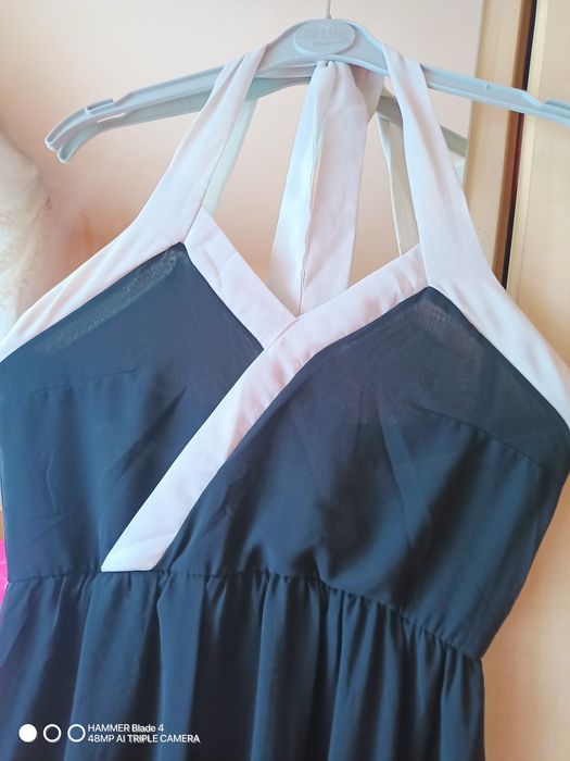 Дълга официална рокля с връзки на врата