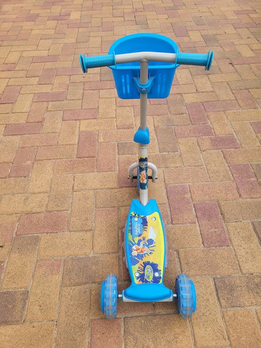 Trotineta cu lumini si cantec