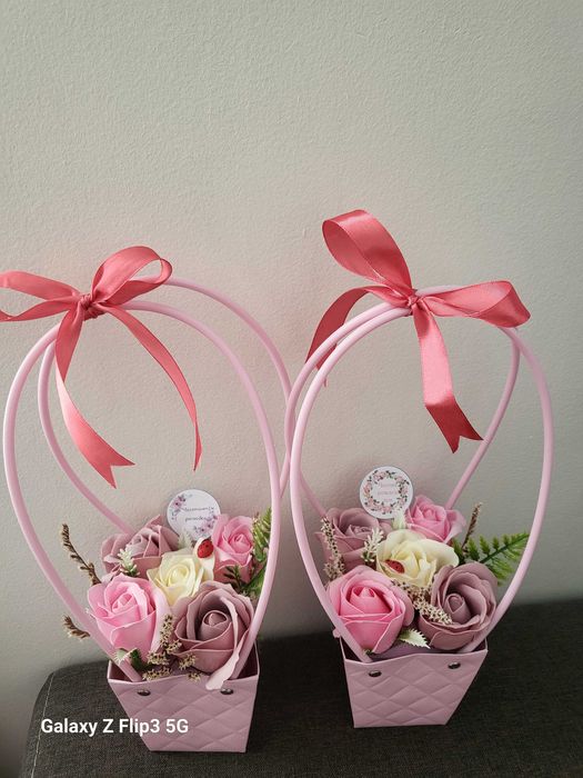 Кутии, кошнички и кашпи с рози от пластичен сапун