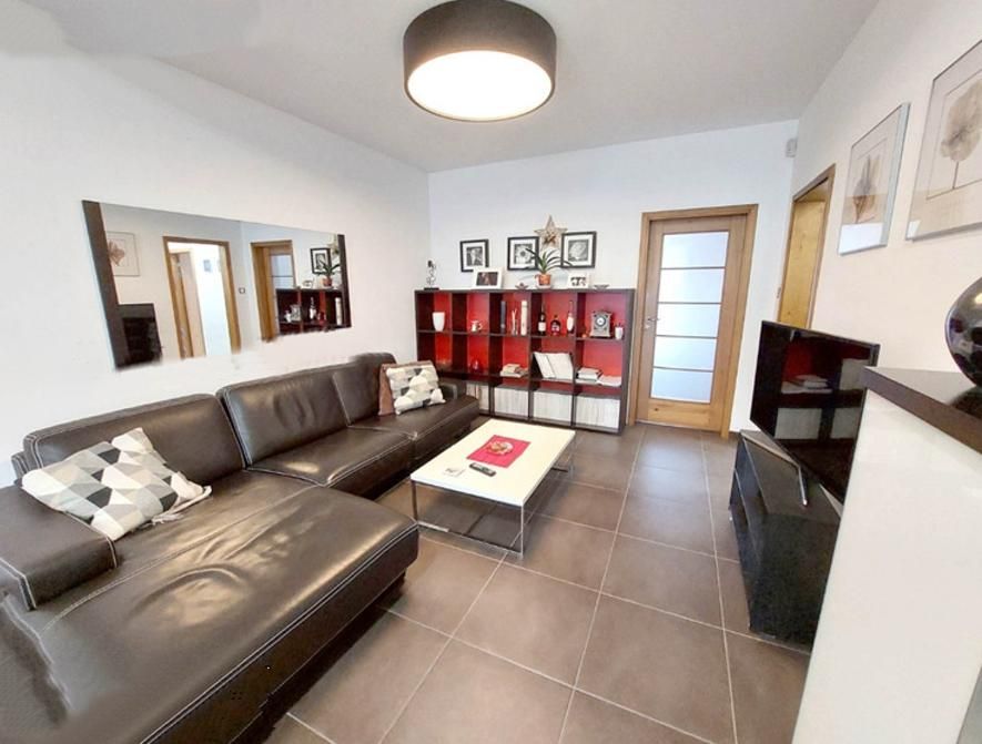 Дава се под наем Тристаен апартамент в София, Център - 81 кв.м за 850 € - Снимка #1