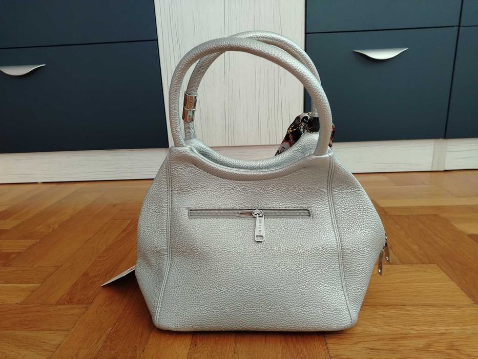 Дамска нова чанта цвят сребро