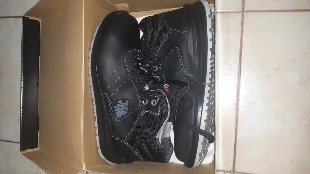 Чисто нови Обувки Upower