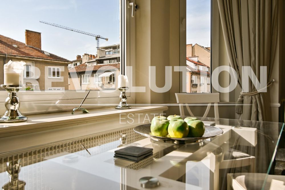 Тристаен апартамент в центъра на София.