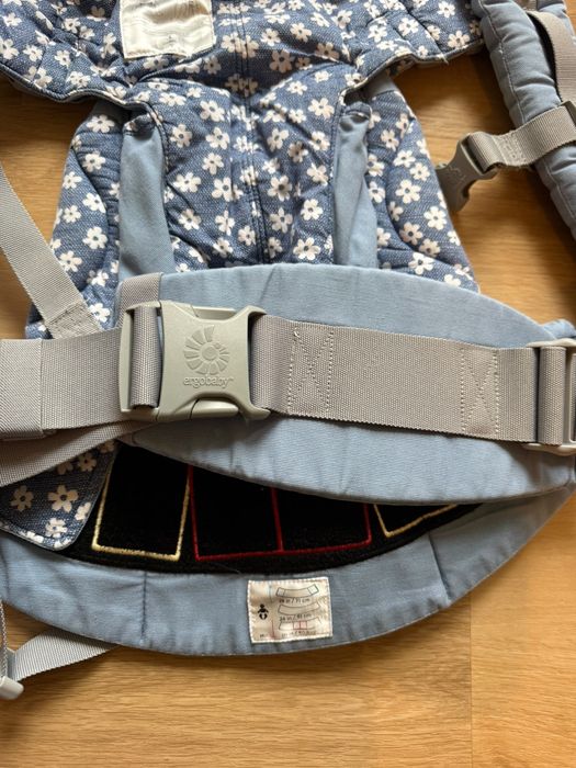 Marsupiu ErgoBaby Omni 360 Blue Daisies