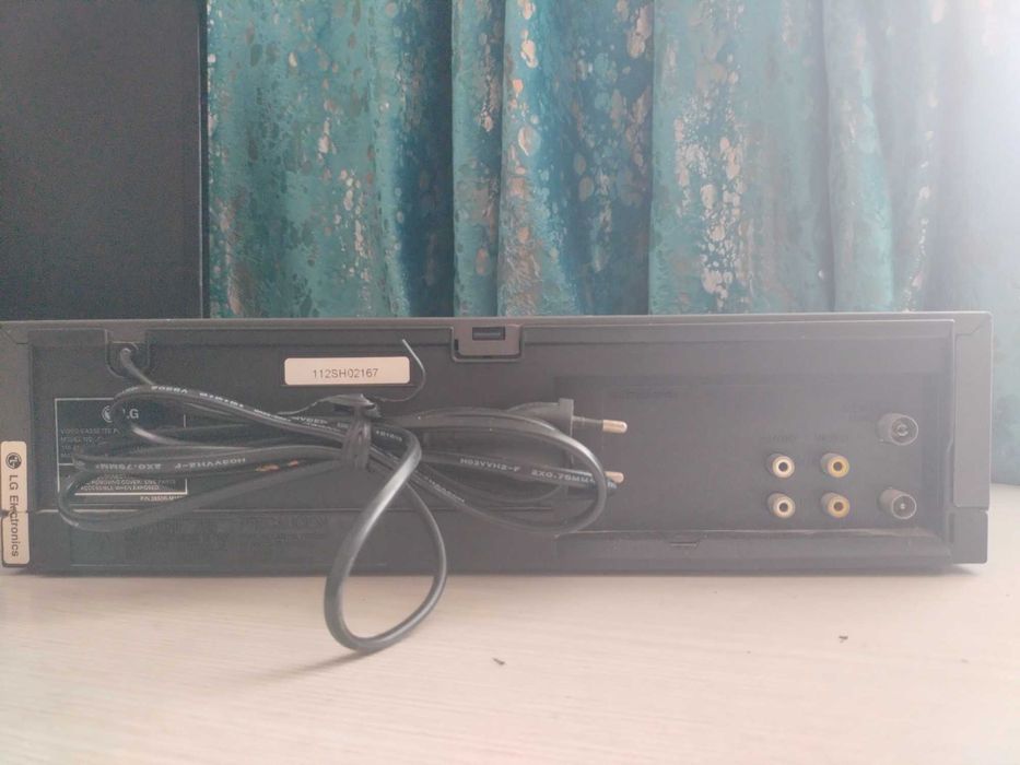 Видеомагнитофон продам