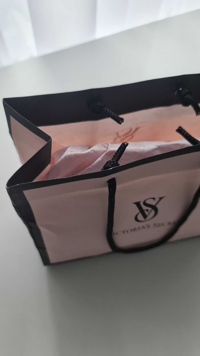 Sutien Victoria's Secret de dantela, rosu, cu eticheta