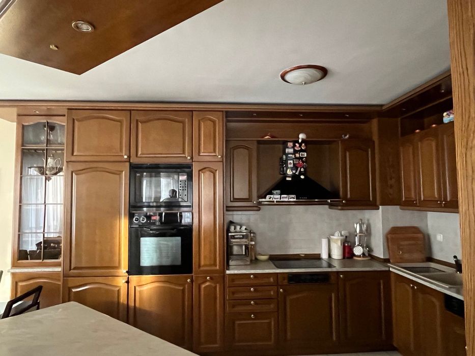 Гръцка кухня( 5,4 м.) с бар (1,8 м.) с  врати от масивна дъбова рамка