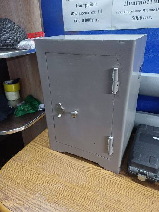 Продам сейф 53/36/28см.