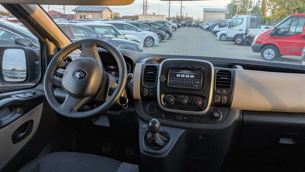 Renault Trafic persoane 8 locuri