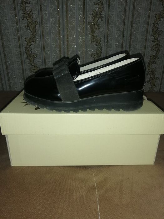 Продам туфли лакированные