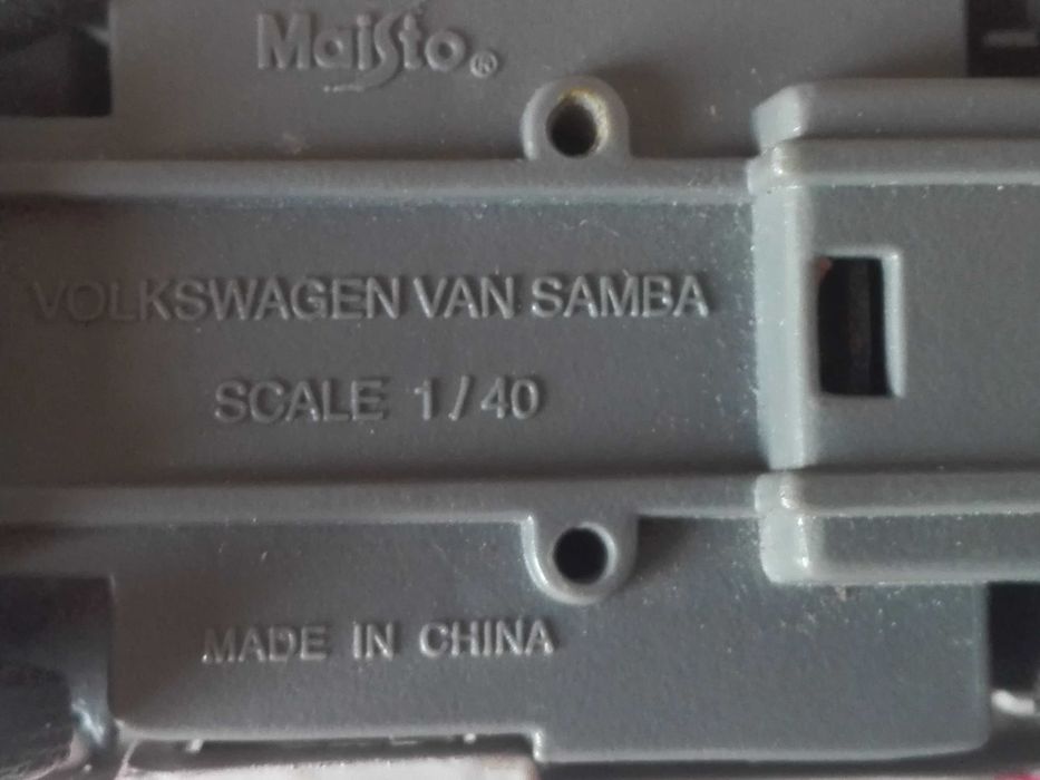 Играчки - колички и моторчета.