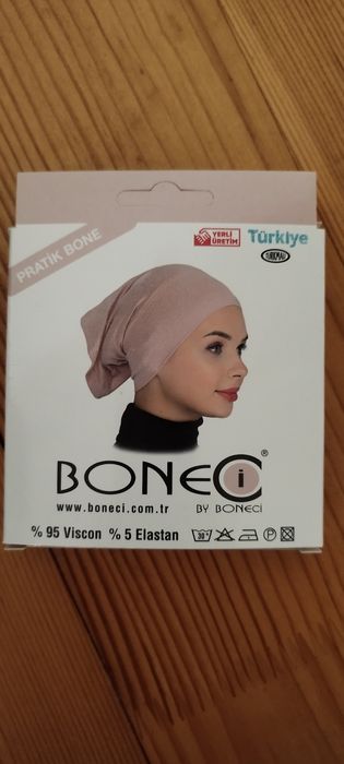 Черен шал и бяло боне за хиджаб