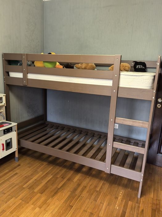 Двуетажно легло от дърво с матраци