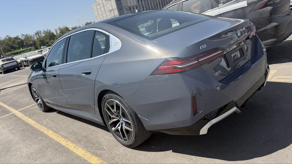 BMW i5 35L 2024 yil dop opsiya