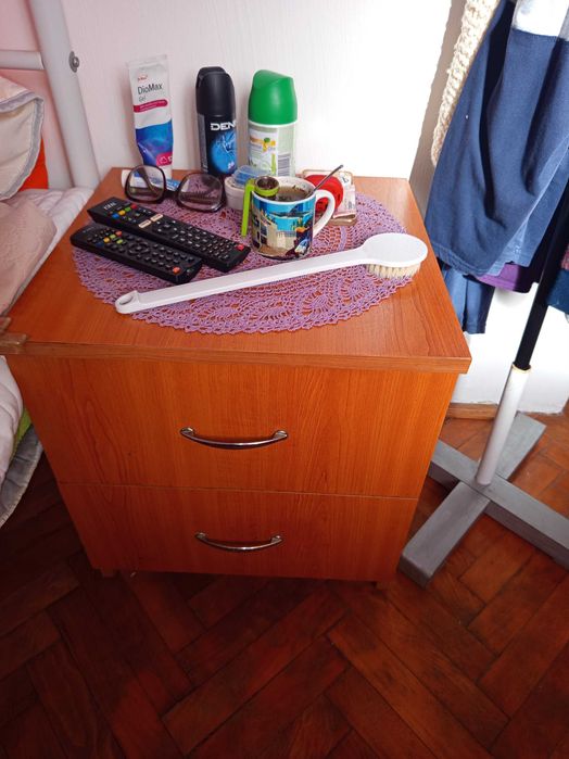 Vând comodă pentru televizor pe rotile și noptieră cu sertare