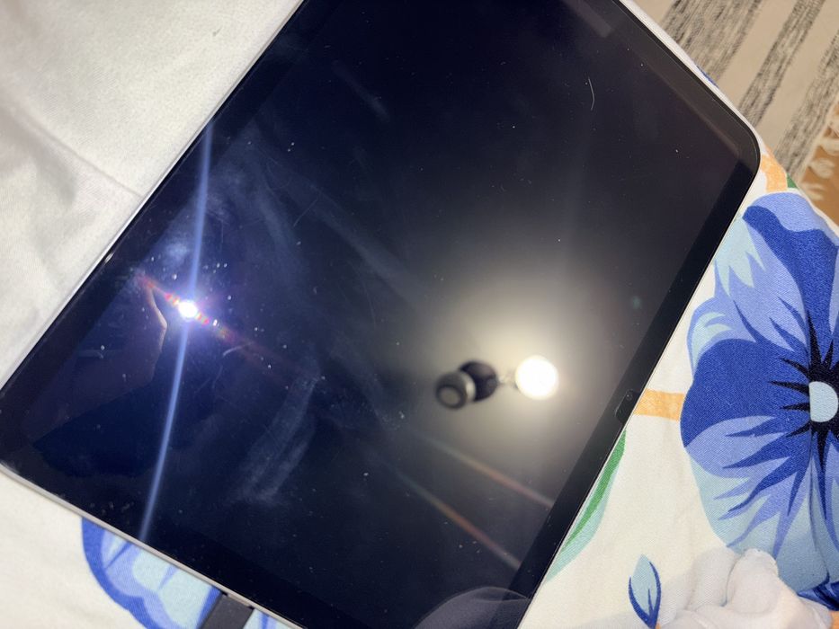 I pad 11(A16) este foarte putin folosit nu are nici o zgârietura si merge perfect fara probleme