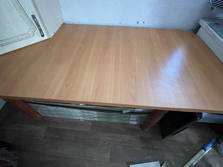 Кухонный деревянный стол