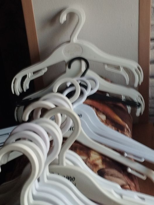 Детские вешалки продаются