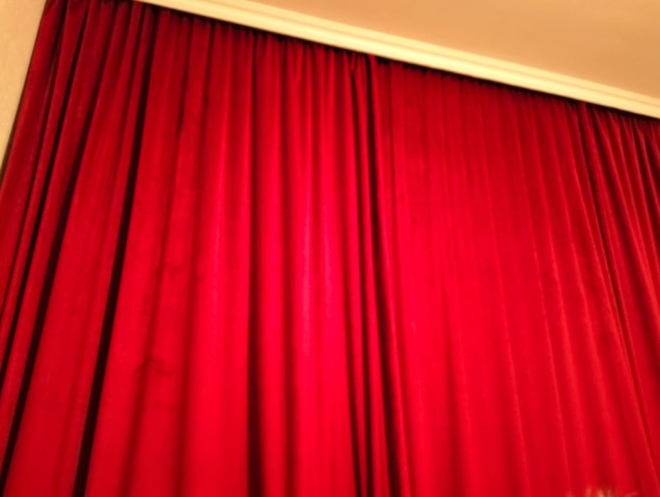 Шторы красного цвета
