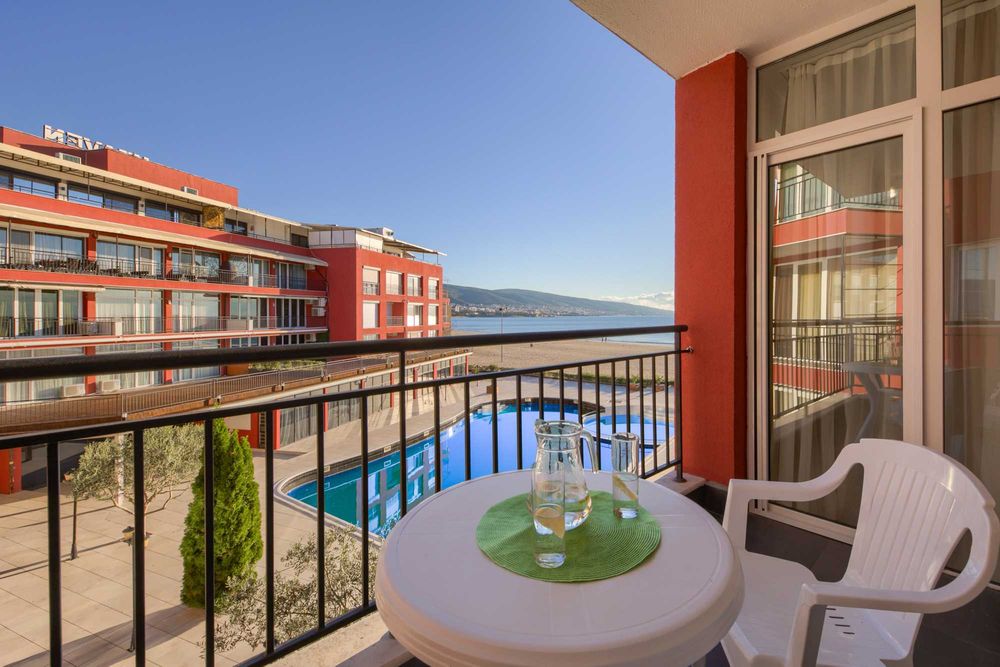 На плажа! Двустаен с две бани с гледка море в комплекс Хевън!