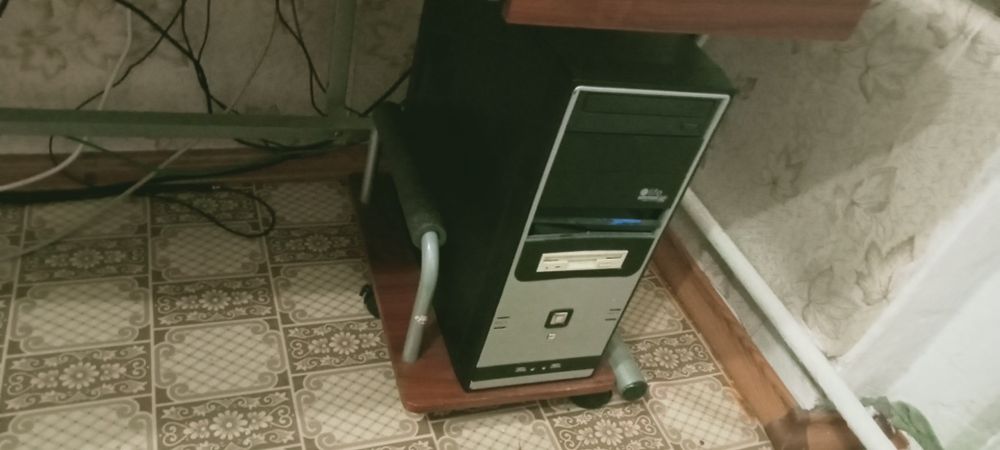 Продам компьютерный стол