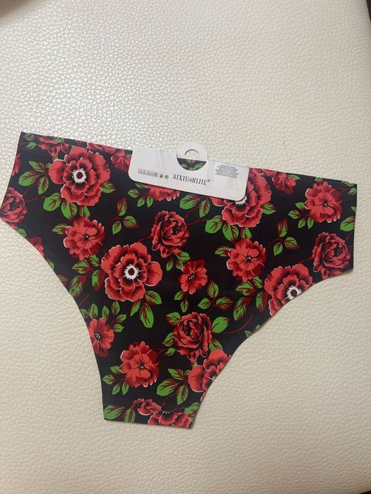 Бикини с флорални мотиви