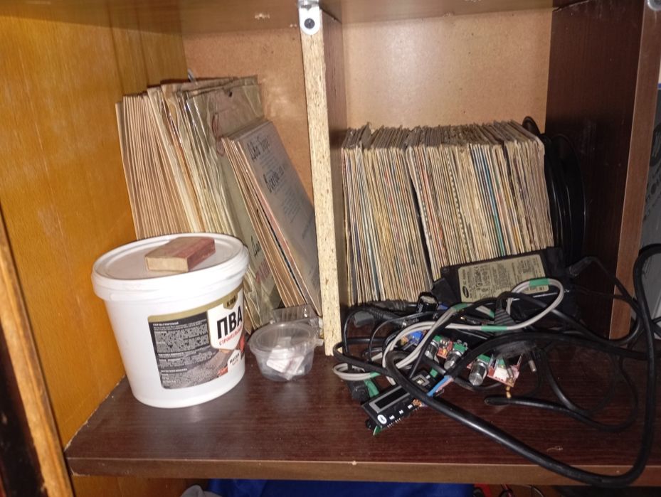 кассеты, пластинки, ДВД и мп3 диски .