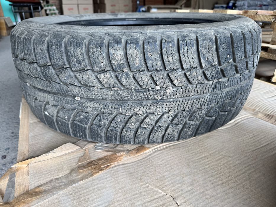 Продам комплект зимних шин с шипами б/у