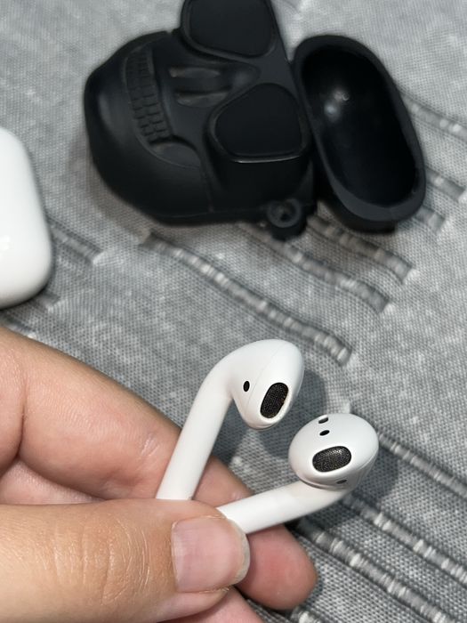 Apple AirPods 2 с дефектна лява слушалка