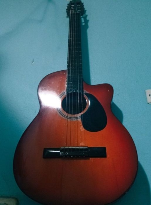 Akustik gitara sotiladi