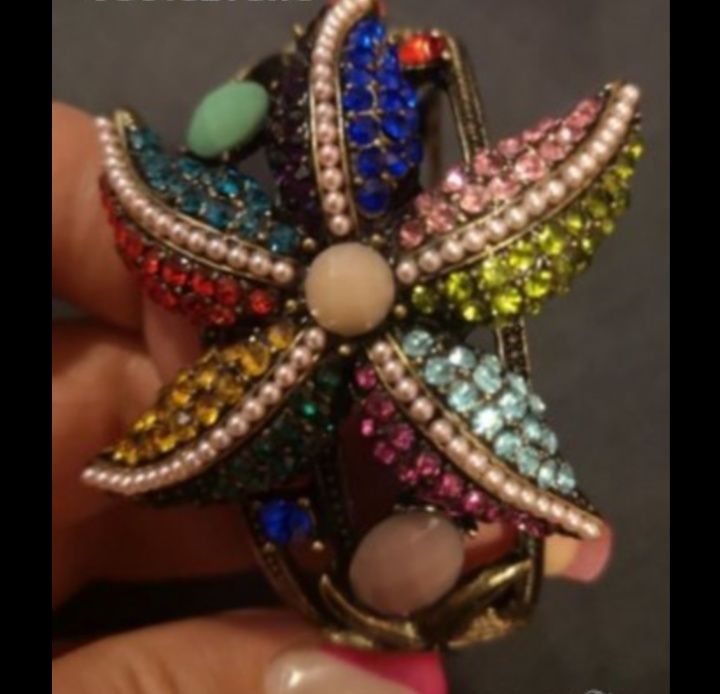 Масивна позлатена гривна със Сваровски