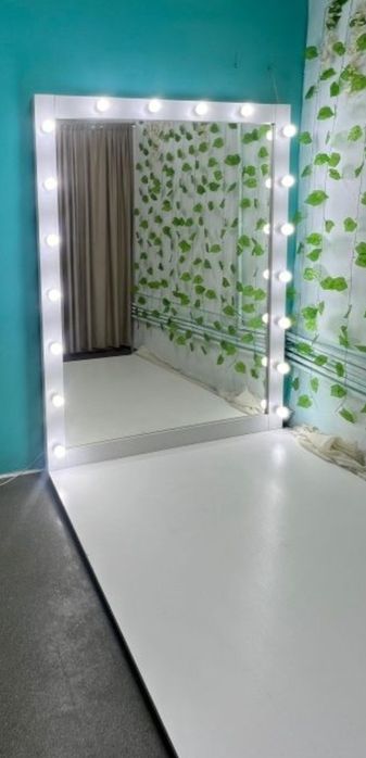 Продам зеркало с подиумом и подсветкой