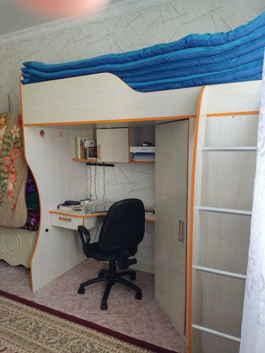 продается двухъярусный кровать с шкафом