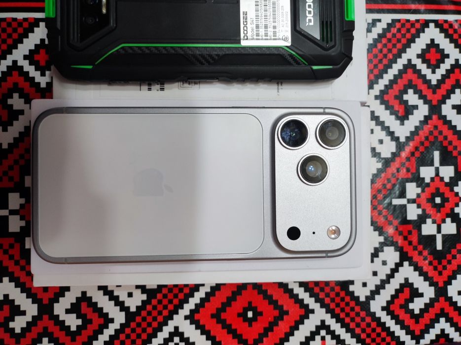 Telefon Dodge și iPhon.