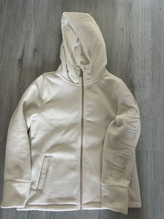 Елек Moncler , Calvin Klein